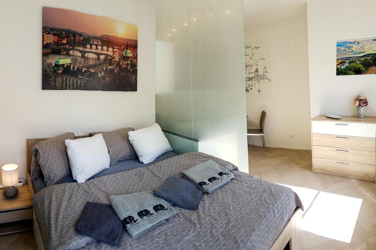Ferienwohnung Onsite Free Garage Parking, 10Min Centre By Bus Prag Exterior foto