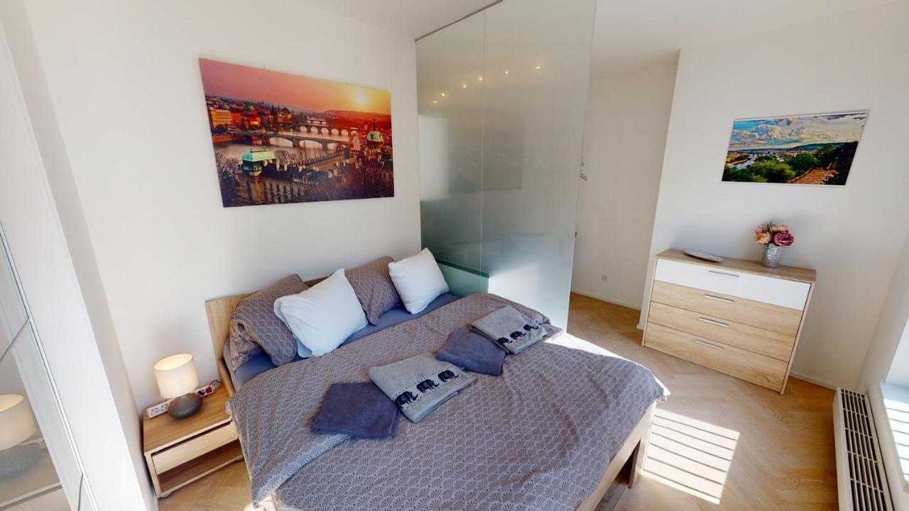 Ferienwohnung Onsite Free Garage Parking, 10Min Centre By Bus Prag Exterior foto