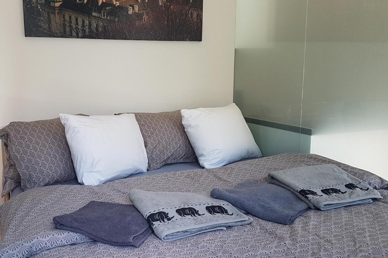 Ferienwohnung Onsite Free Garage Parking, 10Min Centre By Bus Prag Exterior foto