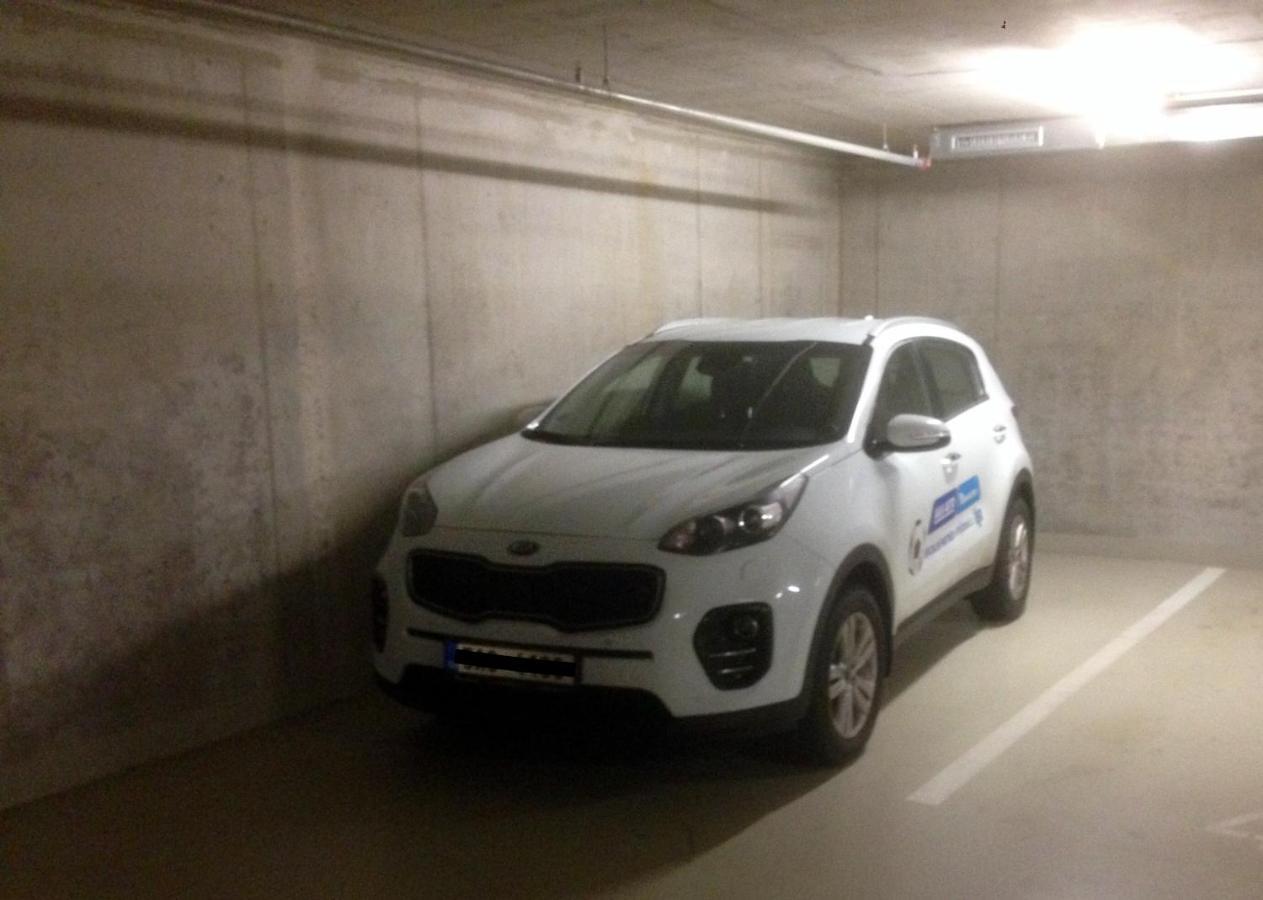 Ferienwohnung Onsite Free Garage Parking, 10Min Centre By Bus Prag Exterior foto