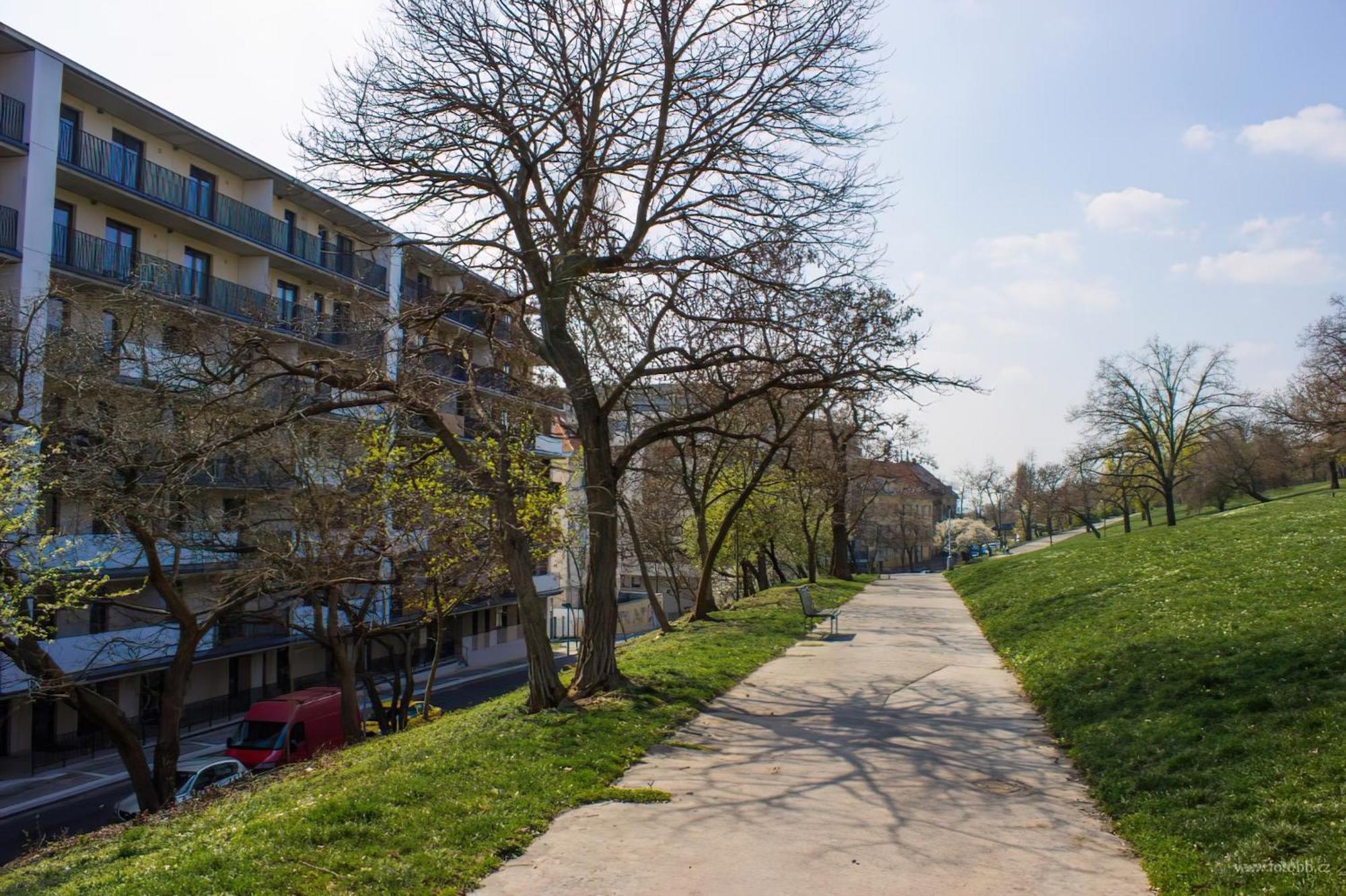 Ferienwohnung Onsite Free Garage Parking, 10Min Centre By Bus Prag Exterior foto